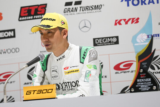 レース2決勝記者会見: GT300クラスで優勝した藤井誠暢（D\'station Racing）