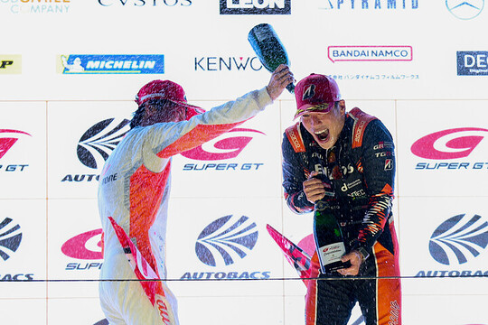 レース2: GT500クラスのシャンパンファイト