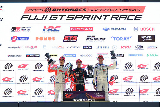 レース2: GT500クラスの表彰式