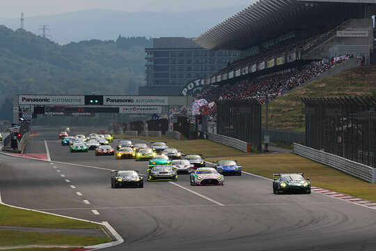 レース2: GT300クラスの決勝がスタートした