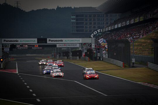 レース2: GT500クラスのスタートシーン