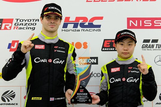 決勝フォトセッション: GT300クラスのウィナー 決勝フォトセッション: GT300クラスのウィナー