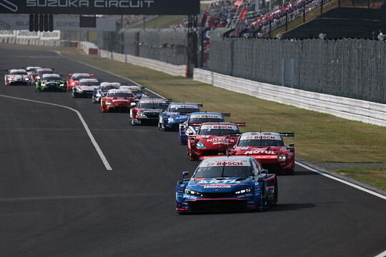 GT500クラスのスタートシーン GT500クラスのスタートシーン