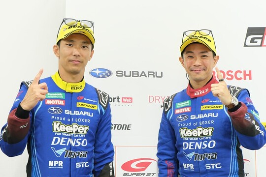 予選フォトセッション: GT300クラスでポールポジションを獲得した井口卓人／山内英輝組（R&D SPORT）