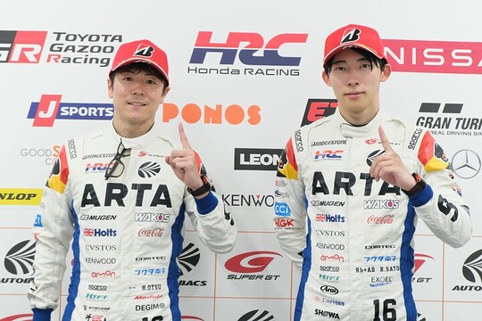 予選フォトセッション: GT500クラスでポールポジションを獲得した大津弘樹／佐藤蓮組（ARTA）