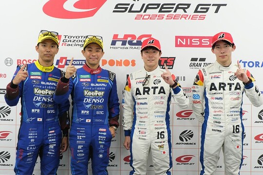 予選フォトセッション: 両クラスのポールシッター