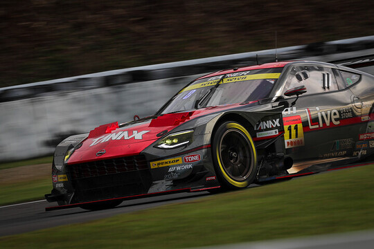 GT300クラス決勝5位はGAINER TANAX Z（富田竜一郎／大木一輝）