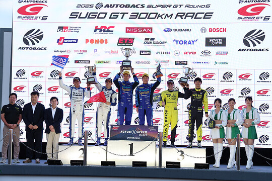 GT300クラスの表彰式