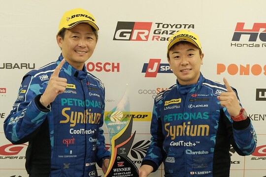 決勝フォトセッション: GT300クラスのウィナー
