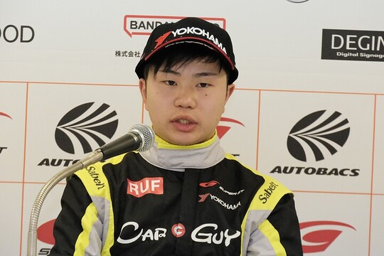 GT300クラスでポールポジションを獲得した小林利徠斗（CARGUY MKS RACING）