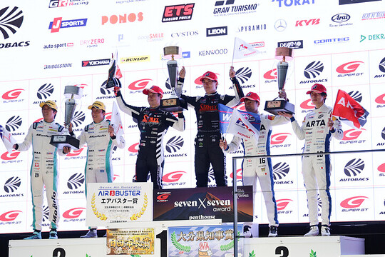 GT500クラスの表彰式
