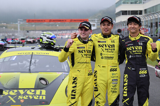 優勝したハリー・キング／藤波清斗／近藤翼組（seven × seven Racing）
