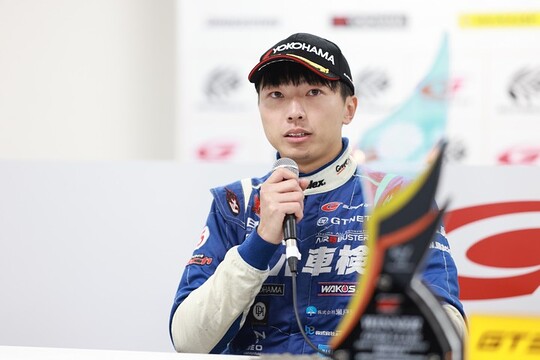 決勝記者会見: GT300クラスで優勝した塩津佑介(TEAM MACH) 決勝記者会見: GT300クラスで優勝した塩津佑介(TEAM MACH)