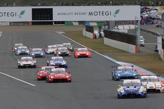GT500クラスのスタートシーン