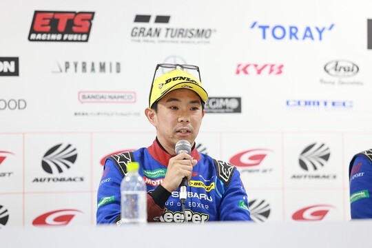 予選記者会見: GT300クラスでポールポジションを獲得した井口卓人（R&D SPORT）