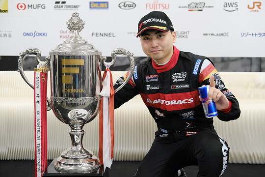 2025年度ドライバーズチャンピオンを獲得した岩佐歩夢(TEAM無限) 2025年度ドライバーズチャンピオンを獲得した岩佐歩夢(TEAM無限)