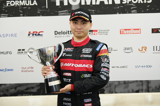 2025年度ドライバーズチャンピオンを獲得した岩佐歩夢(TEAM無限) 2025年度ドライバーズチャンピオンを獲得した岩佐歩夢(TEAM無限)