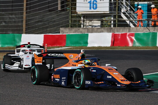 スタート直後、イゴール・オオムラ・フラガと牧野任祐のトップ争い