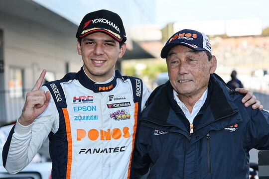 優勝したイゴール・オオムラ・フラガと中嶋悟監督（PONOS NAKAJIMA RACING）