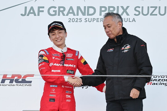 優勝した野尻智紀と田中洋克監督（TEAM MUGEN）