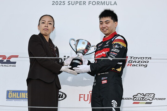 瑶子女王杯を受け取るチャンピオンの岩佐歩夢(TEAM MUGEN) 瑶子女王杯を受け取るチャンピオンの岩佐歩夢(TEAM MUGEN)