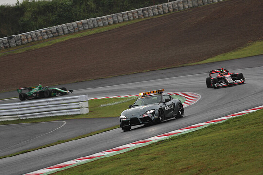 レースはセーフティーカー（SC）スタートで2度SCが導入された