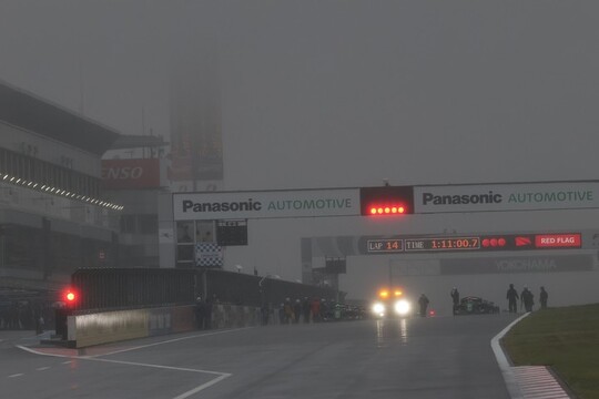 レースは雨と視界不良のため打ち切られた