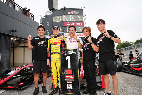 優勝した野村勇斗と監督たち 優勝した野村勇斗と監督たち