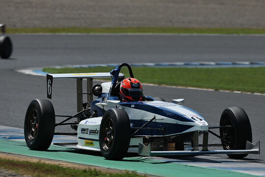 ポールポジションは吉田馨（TAKE FIRST KKS-2）