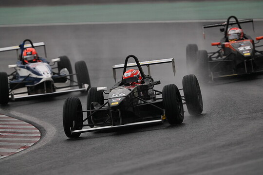 SCが退きリスタート後の1コーナー