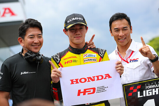 左から武藤英記監督、優勝した野村勇斗、佐藤琢磨HRCエグゼクティブ・アドバイザー 左から武藤英記監督、優勝した野村勇斗、佐藤琢磨HRCエグゼクティブ・アドバイザー