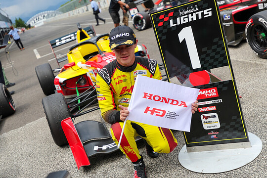 優勝した野村勇斗(B-MAX RACING TEAM) 優勝した野村勇斗(B-MAX RACING TEAM)