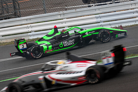 接触によりスピンする三井優介(DELiGHTWORKS) 接触によりスピンする三井優介(DELiGHTWORKS)