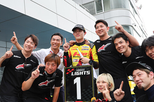 優勝した野村勇斗とチームクルー（B-MAX RACING TEAM）