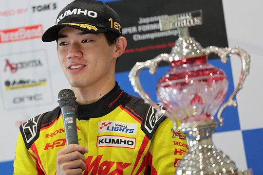 決勝記者会見: チャンピンを獲得した野村勇斗（B-MAX RACING TEAM）
