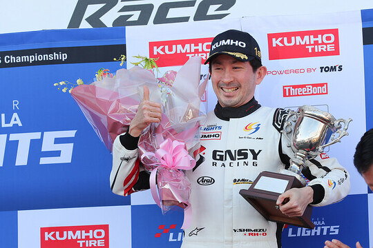 マスタークラスで優勝して同クラスのチャンピオンを決めた清水康弘（GNSY RACING）