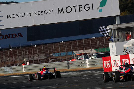 トップでゴールする野村勇斗（HFDP WITH B-MAX RACING）