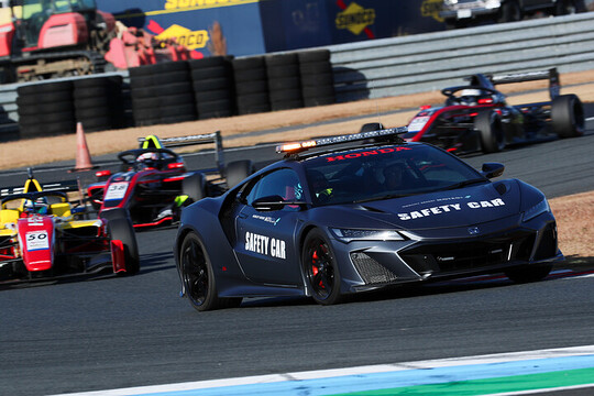 レースは序盤のマルチクラッシュでセーフティーカーが導入された