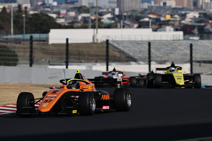 レースがスタートした