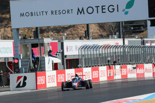 トップでフィニッシュする小熊孝誠（HELM MOTORSPORTS F110）