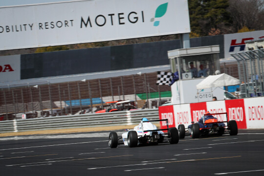 トップでゴールする小熊孝誠（HELM MOTORSPORTS F110）