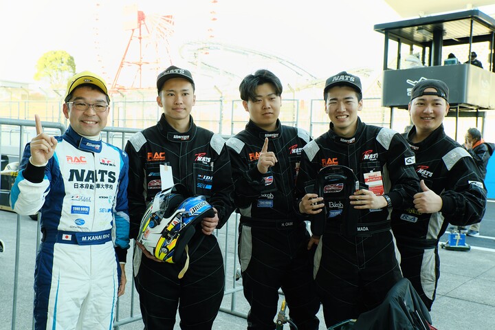 優勝した金井亮忠先生と日本自動車大学校の生徒たち