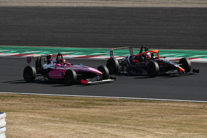 1コーナーで小野原悠をパスする酒井翔太