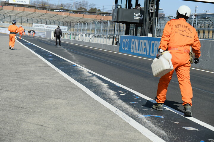 ピットロードにオイルが出たためレースは赤旗中断となった