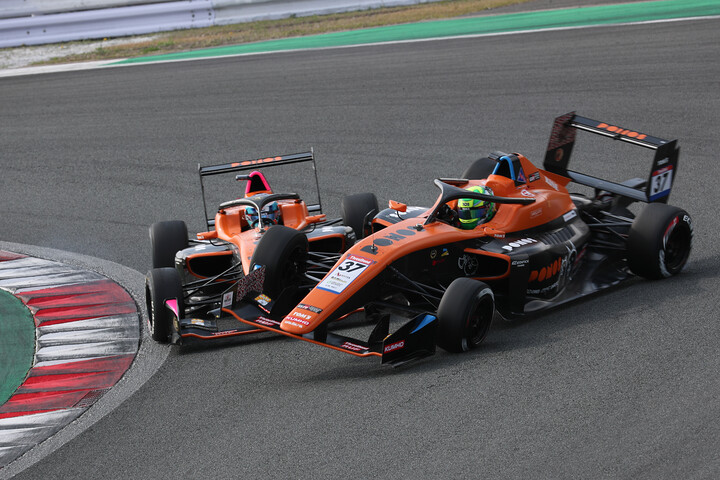 アクシャイ・ボーラとオスカー・ブルツのアクシデント