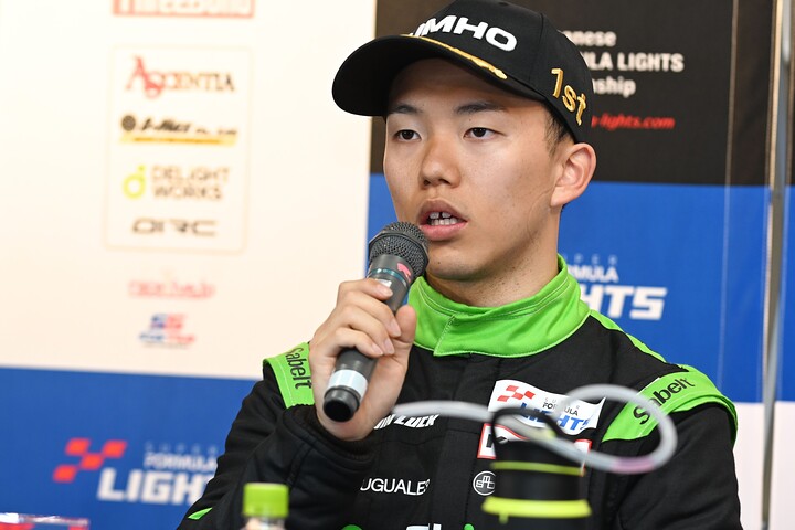 決勝記者会見：優勝した三井優介（DELiGHTWORKS RACING）