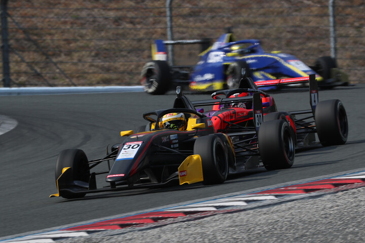 マスタークラス決勝2位はDRAGON（B-MAX ENGINEERING 324）