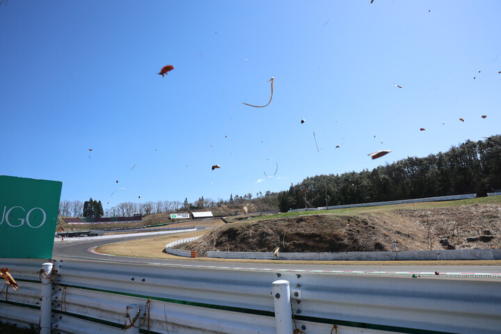 強風のため予選はキャンセルされた（強風で舞い散る飛散物）