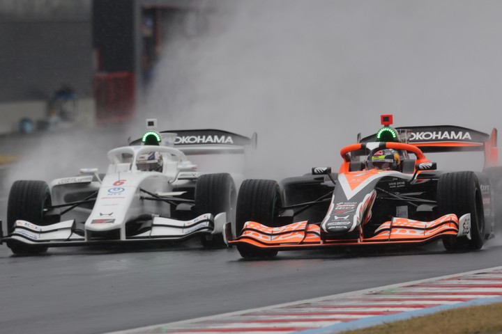 トップ争いをする岩佐歩夢と太田格之進