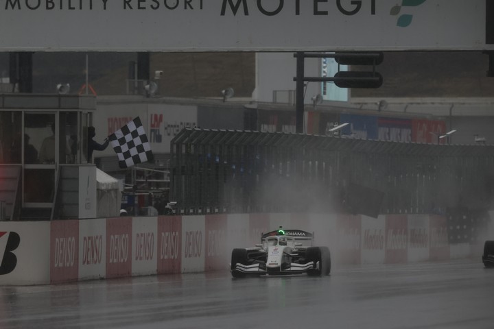 トップでゴールする太田格之進